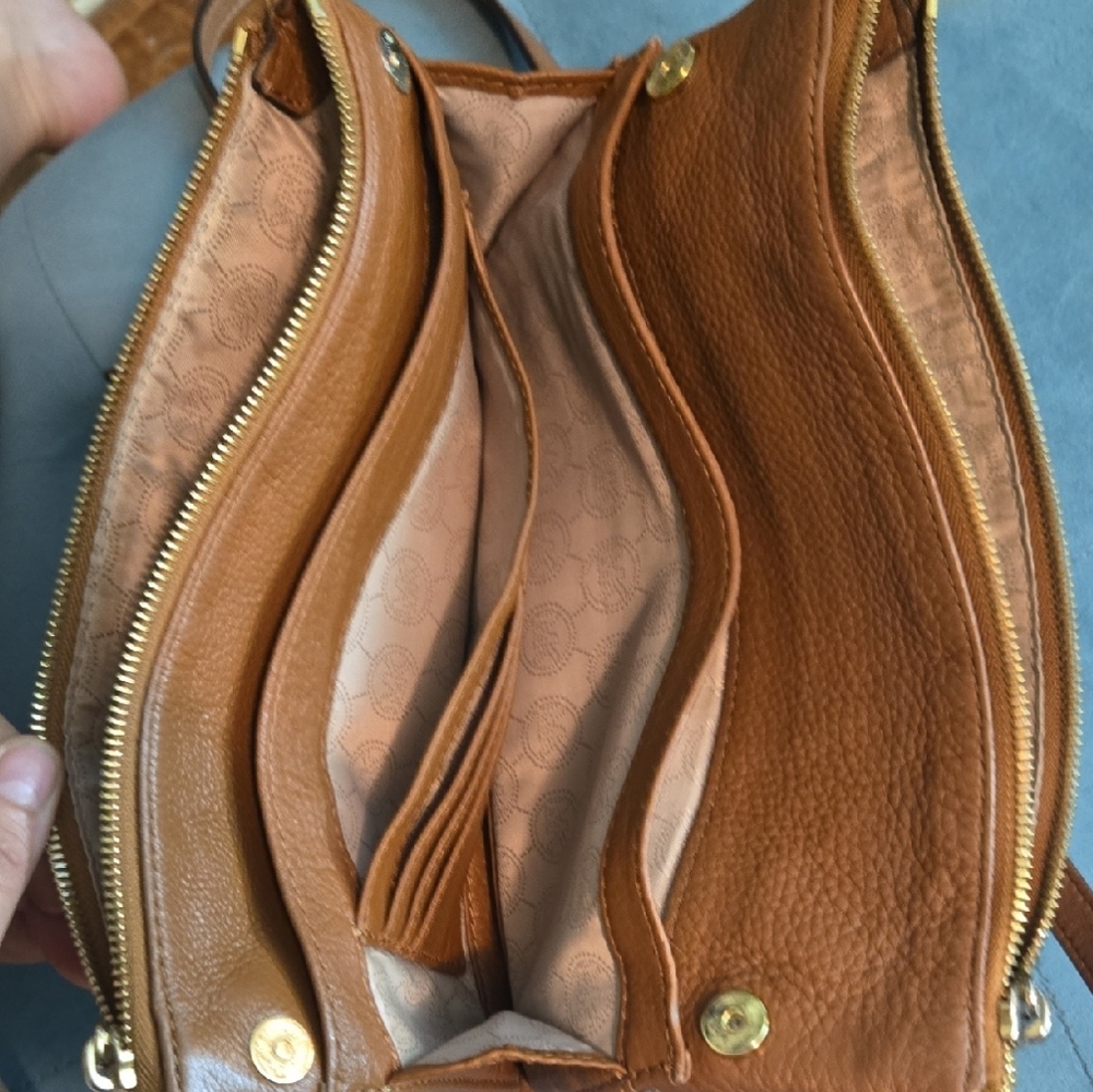Michael Kors Tan Leather Shoulder Bag - Picture 4 of 8